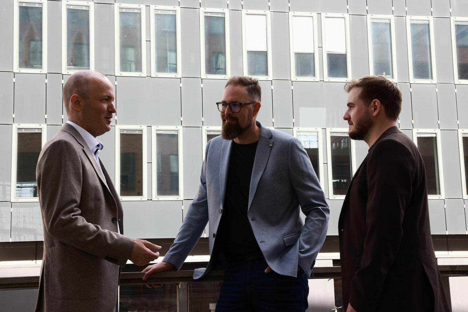 Matthias Johansson, Christian Tramborg und Sebastian Pille bei einer Besprechung